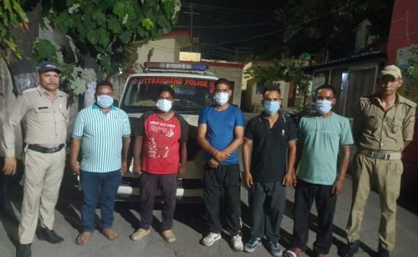 नशे में बीच सड़क पर हंगामा पुलिस ने दबोचे 5 आरोपी