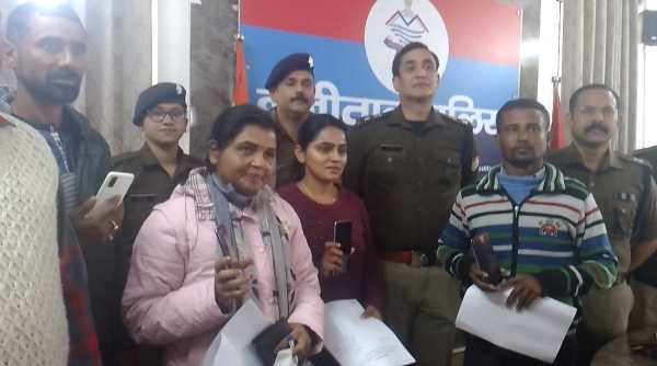 Latest Nainital News: पुलिस ने अक्टूबर से लेकर अब तक बरामद किये 370 फ़ोन, आज हल्द्वानी में शिकायतकर्ताओं को सौंपे गए 