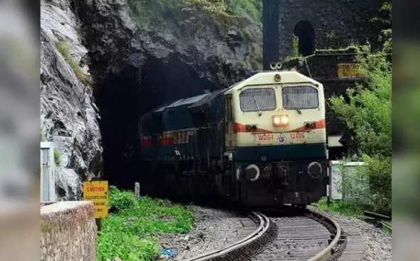 अगले साल से दौड़ने लगेगी ऋषिकेश-कर्णप्रयाग ट्रेन डेढ़ घंटे में पूरा होगा 125 किमी का सफर