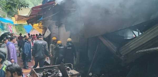 धमाके से कांपा नैनीताल बाजार! सिलेंडर ब्लास्ट के बाद लगी भीषण आग