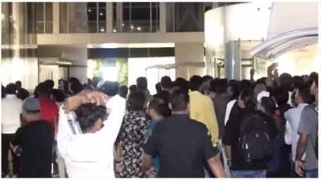 iPhone 16: भारत में आईफोन-16 के लिए मारामारी; सेल शुरू होते ही स्टोर के बाहर लंबी कतारें