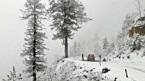 Uttarakhand Weather: उत्तराखंड में मौसम ने बदली करवट, शीतलहर के बीच इन जगहों पर बर्फ़बारी ने दी है दस्तक 