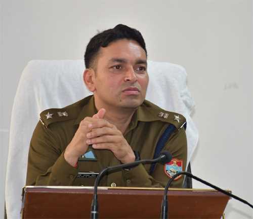 यहाँ पुलिस का अपराधियों पर शिकंजा अवैध हथियार के साथ तस्कर गिरफ्तार !!