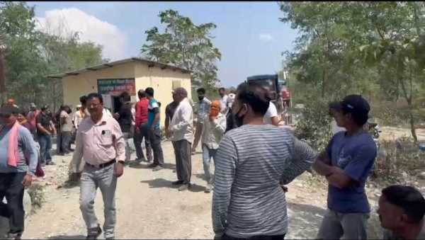 लालकुआं में खनन गेट पर भिड़ंत, मारपीट के बाद 11 गेटों पर पड़ा ताला ! 