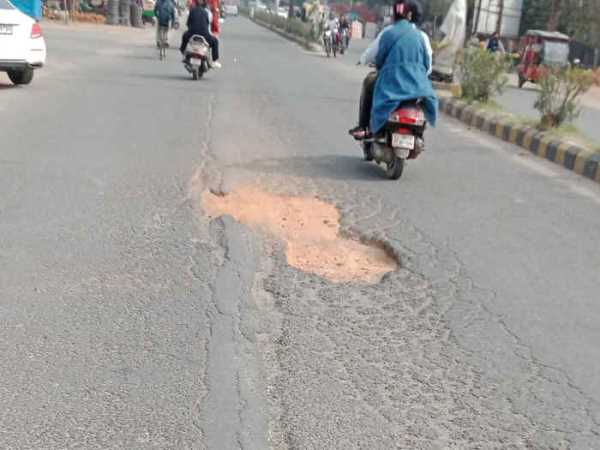 हल्द्वानी...हादसे को न्योता दे रही सड़क,कमिश्नर के औचक निरीक्षण में खुली पोल !