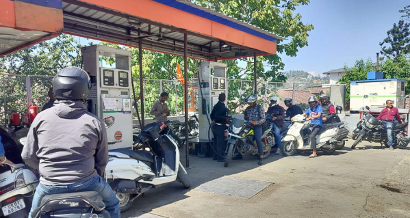 पेट्रोल-डीजल भरवाने के लिए लगी लंबी कतार अल्मोड़ा में पुलिस की निगरानी में बंटा पेट्रोल-डीजल 