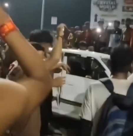 कार की टक्कर से टुटा कावड़  सड़क पर भड़के श्रद्धालु, मचा हंगामा
