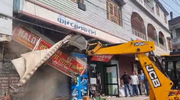 हल्द्वानी में बड़ी कार्रवाई! ऊंचापुल चौराहे पर ध्वस्त हुई दो विशाल इमारतें, कई दिन चलेगा ऑपरेशन !