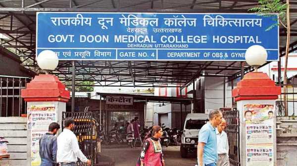 उत्तराखंड: अस्पताल की लिफ्ट में फंसे 12 लोग, बिजली-जनरेटर फेल होने से 20 मिनट तक मचा हड़कंप !