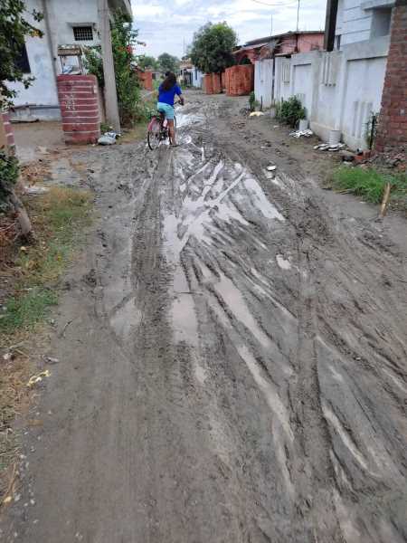 शांतिपुरी से खमिया को जोड़ने वाली सड़क पूरी तरह क्षतिग्रस्त, जनता परेशान