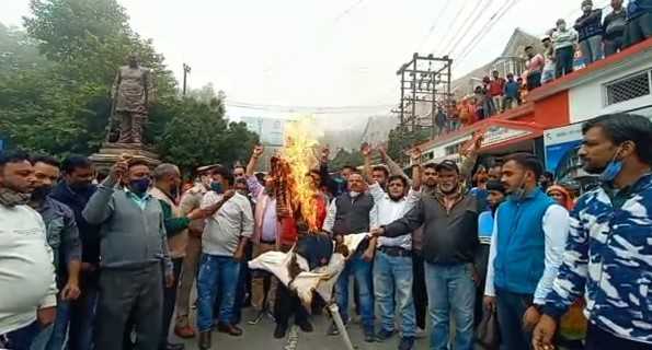 सफाई कर्मचारी ने फूंका शहरी विकास मंत्री का पुतला 