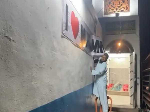 हल्द्वानी :लालकुआं में यहां मस्जिद से हटवाया आई LOVE मोहम्मद का पोस्टर