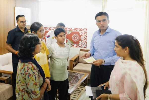 कैंसर से लड़ रही मां को राहत, बच्चों की पढ़ाई फिर हुई शुरू