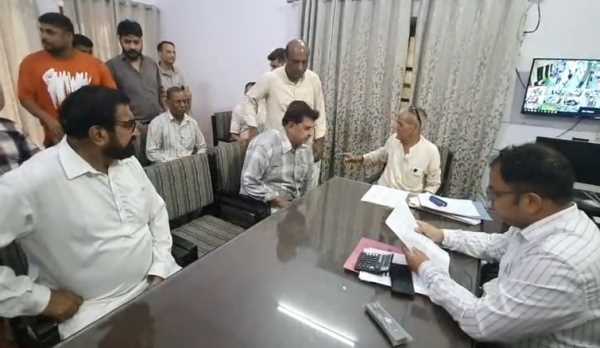 रामनगर में दुकानदारों का फूटा गुस्सा किराया बढ़ाने पर पालिका को घेरा 