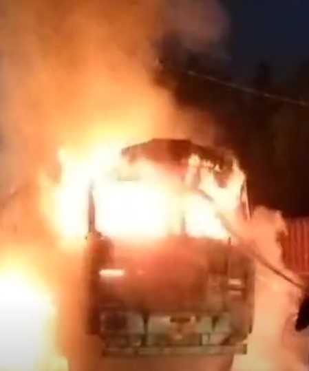 हाईटेंशन लाइन गिरते ही धधका ट्रक, फायर टीम ने टाला बड़ा हादसा
