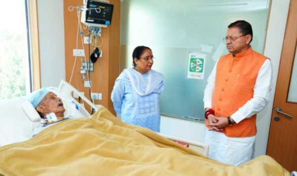 पूर्व सीएम भुवन चंद्र खंडूड़ी से मिले सीएम पुष्कर सिंह धामी, स्वास्थ्य का लिया जायजा