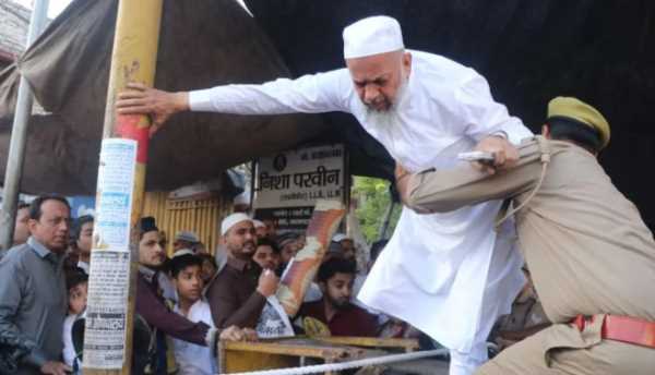 मुरादाबाद सड़क पर नमाज अदा करने की कोशिश , पुलिस के रोकने पर जबरदस्त हंगामा