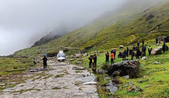  Kedarnath Dham: केदारनाथ धाम में मौसम खराब, पैदल मार्ग पर हेलीकॉप्टर ने की इमरजेंसी लैंडिंग !