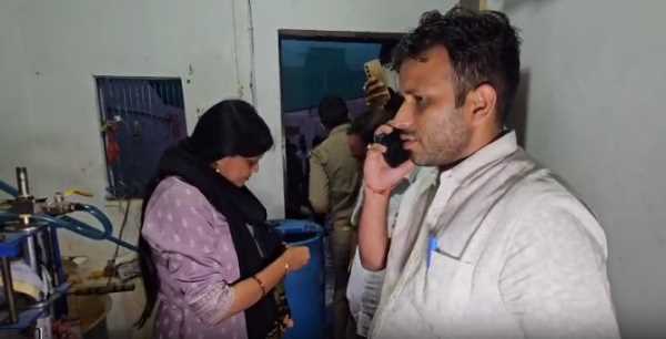 हल्द्वानी..बच्चों की सेहत से हो रहा था खिलवाड़, नकली पैकेजिंग जूस की फैक्ट्री का भंडाफोड़ !!