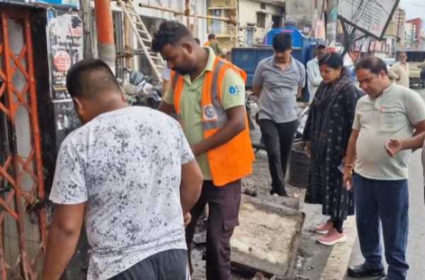 हल्द्वानी बारिश से जल भराव की समस्या, नगर आयुक्त ऋचा सिंह ने मौके पर पहुंचकर संभाली कमान