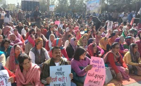 उत्तराखंड महापंचायत में उमड़ी भीड़, अंकिता भंडारी के माता-पिता और पूर्व सीएम भी पहुंचे