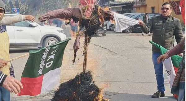 विकासनगर में अंकिता हत्याकांड को लेकर यूकेडी का उग्र प्रदर्शन, वीआईपी का पुतला दहन !