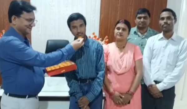 रामनगर का लाल टॉपर… 98.2% के साथ प्रदेश में नंबर-1!