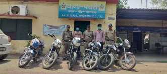 मैनुअल और डिजिटल जांच का कमाल 2 चोर गिरफ्तार, 6 बाइक बरामद
