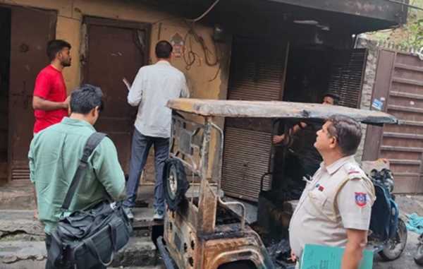  शाहदरा में ई-रिक्शा चार्जिंग के दौरान इमारत में लगी आग, दो बच्चों समेत 6 लोग अस्पताल में भर्ती