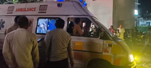 29 लोगों से भरा टेम्पो ट्रैवलर खाई में गिरा, दो की दर्दनाक मौत !!