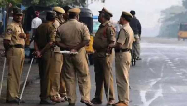 यूपी में उत्तराखंड पुलिस की बड़ी कार्रवाई, कई IPS समेत 300 पुलिसकर्मियों ने मारा छापा