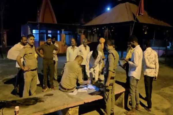 मंदिर में दो साधुओं की हत्या गड्ढे में दबे मिले शव