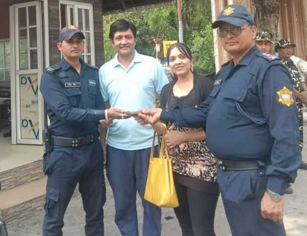 नैनीताल पुलिस ने खोया फ़ोन और नकदी लौटाकर जीता दिल !