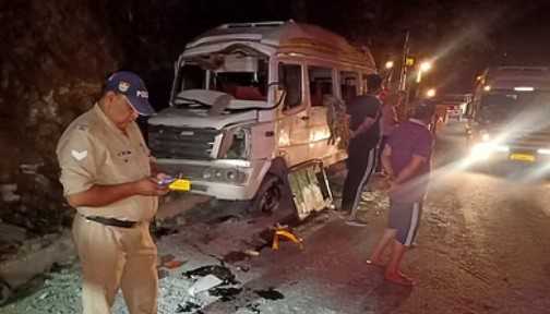 Badrinath Highway: पीपलकोटी के पास हादसा, गुजरात के यात्रियों से भरा टेंपो ट्रैवलर सड़क पर पलटा