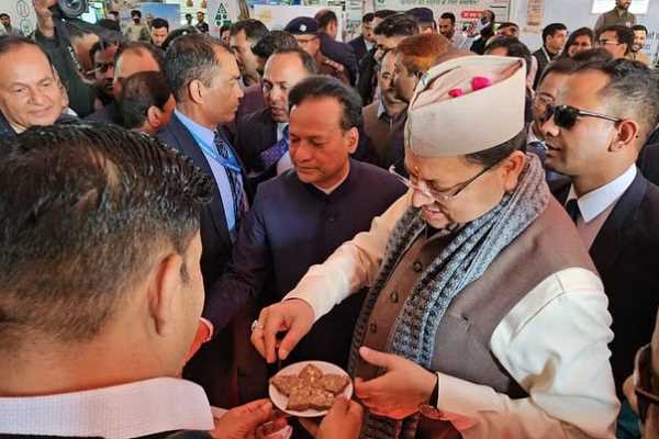 पंतनगर विवि के कृषि विज्ञान सम्मेलन में पहुंचे सीएम धामी, मडुआ की बर्फी और लस्सी का लिया आनंद