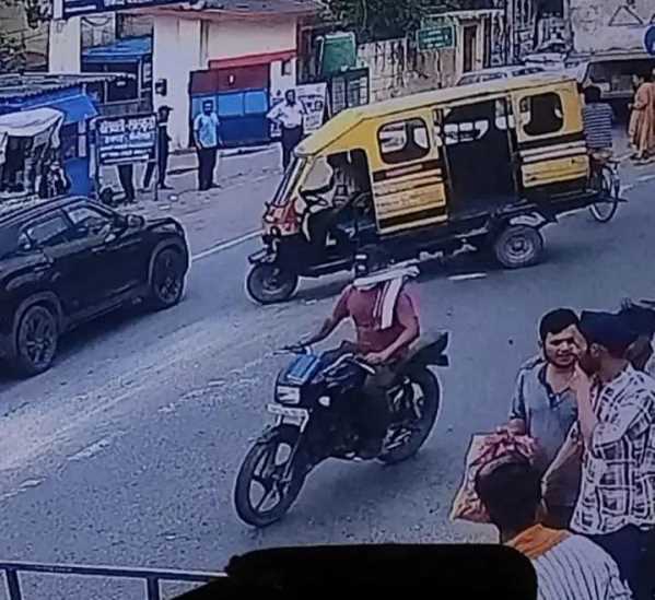 हल्द्वानी...यहां दिनदहाड़े बैंक के बाहर से बाइक चोरी, CCTV में कैद वारदात !