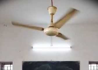 पढ़ाई के बीच मची चीख-पुकार! क्लास में गिरा चलता पंखा, छात्र के सिर में आए टांके