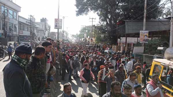 हल्द्वानी : गोला नदी से जुड़े व्यवसाइयों ने गाँधी स्कूल से SDM तक किया पैदल मार्च, सरकार के खिलाफ प्रदर्शन