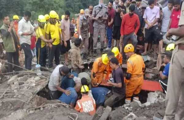 चमोली में भूस्खलन की तबाही: मां ने आख़िरी सांस तक थामे रखे अपने जुड़वां बेटे, तीनों की मलबे में मौत