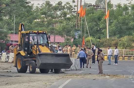 रुद्रपुर में दशकों पुरानी मजार ध्वस्त, प्रशासन और NHAI ने की कार्रवाई 