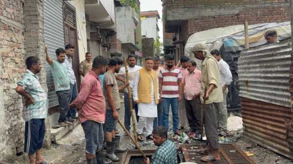 हल्द्वानी:  बारिश के बीच मेयर का एक्शन! सफाई और जल निकासी व्यवस्था का निरीक्षण!!