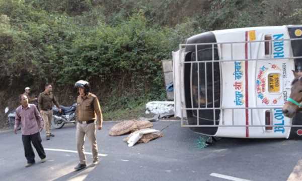 कोटद्वार: यहाँ ब्रेक फैल होने से सवारियों से भरी बस पलटी,बड़ा हादसा होने से टला ! 