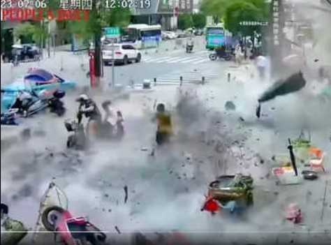 China Building Collapse: चीनी निर्माण से बचके! लोगों पर भरभराकर गिर पड़ी बिल्डिंग की टाइल्स, देखें दिल दहलाने वाला वीडियो
