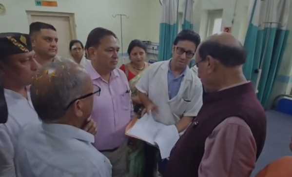 स्वास्थ्य मंत्री ने किया सरकारी अस्पताल का निरीक्षण, व्यवस्थाओं पर जताई संतुष्टि