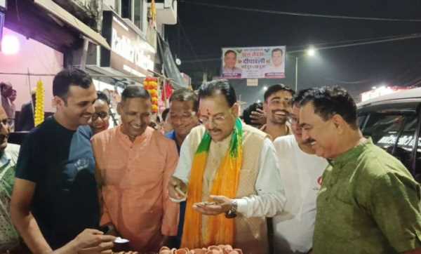 हल्द्वानी में यहाँ पहुंचे सांसद अजय भट्ट, बाजार में की खरीदारी..वोकल फॉर लोकल का सन्देश !!