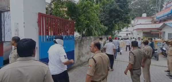 रिसॉर्ट पर पुलिस की बड़ी रेड 62 लोग हिरासत में, आज होगा पूरा खुलासा