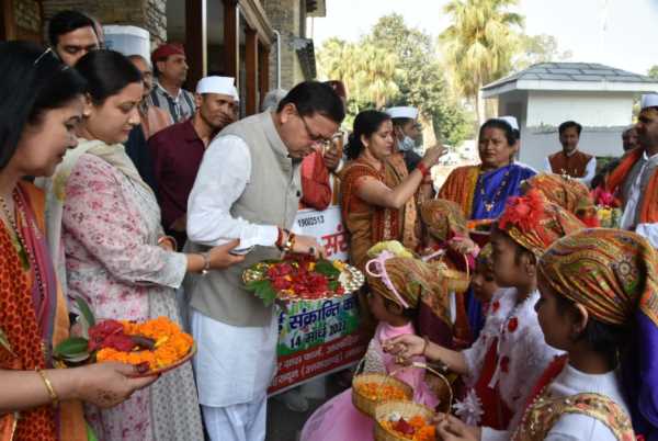 उत्तराखंड के मुख्यमंत्री धामी ने बच्चों के साथ मनाया लोकपर्व फूलदेई, बच्चों को दिए ढेर सारे उपहार 