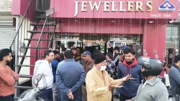 हल्द्वानी..करोड़ों के गहनों वाले मालाबार गोल्ड शोरूम में चोरी से सनसनी! 