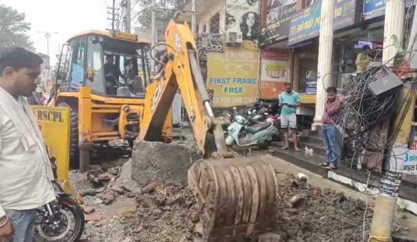 बारिश में JCB से खुलवाए नाले  सड़क पर उतरे निगम और मैजिस्ट्रैट