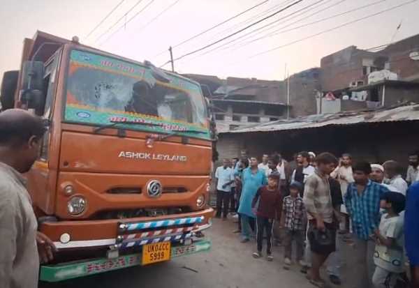 केंटर की चपेट में आई स्कूटी, 13 वर्षीय बच्ची की मौके पर मौत